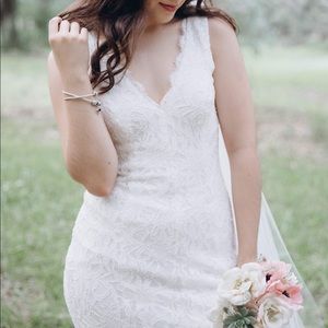 Davids Bridal DB Studio Size 4 Lace Wedding Dress